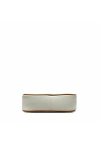 Scarpe flat in pelle bianca con texture liscia, punta arrotondata e design minimalista. Presentano una suola marrone e un sottile dettaglio di cucitura.