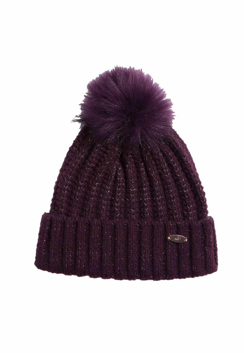 Lila kötött sapka texturált bordás mintával, nagy lila pom-pommal a tetején és egy kis fémes logóval kiemelve.