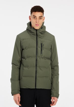 Chaqueta aislante de color verde oliva con cierre de cremallera, cuello alto y diseño acolchado. Presenta un bolsillo en el pecho con cremallera y puños ajustables.