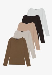 Fünf Langarmshirts in einem Farbverlauf angeordnet. Farben: Braun, Beige, Hellgrau, Hellrosa und Weiß. Weicher Stoff mit Rundhalsausschnitt.