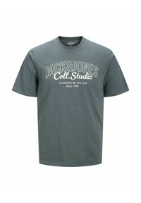 Camiseta gris de manga corta con "JACK & JONES Coll. Studio Creado por el equipo de J&J Desde 1990" impreso en blanco en la parte frontal.