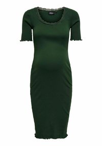 Robe de maternité côtelée vert foncé avec manches courtes, encolure dégagée ornée de dentelle, et bords à volants aux manches et à l'ourlet.