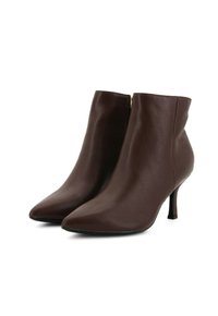 Stivali ankle in pelle marrone con punta affusolata e tacco alto e sottile. Presentano una texture liscia e una chiusura con zip laterale.