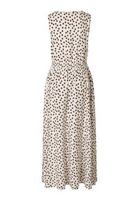 Ärmelloses beige Kleid mit braunen Punkten, tailliertem Bund und fließendem Rock. Das Material wirkt leicht und hat eine glatte Textur.