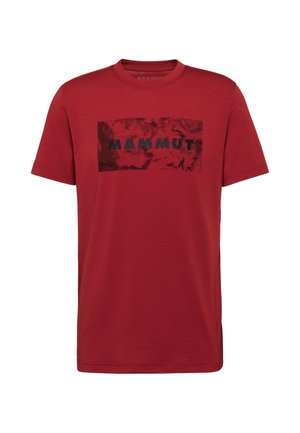 T-shirt rouge à manches courtes et col rond avec un graphique rectangulaire noir et le texte "MAMMUT" centré sur la poitrine.