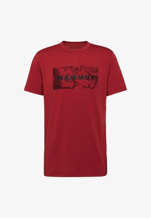 T-shirt rouge à manches courtes et col rond avec un graphique rectangulaire noir et le texte "MAMMUT" centré sur la poitrine.