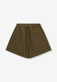 Pantalons courts à taille élastique en vert olive foncé, fabriqués à partir d'un tissu lisse, avec une poche arrière et une coupe droite et ajustée.