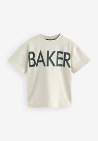 Camiseta de algodón color crema con cuello redondo, mangas cortas y texto en negrita "BAKER" en el centro en color verde. Diseño simple y de corte relajado.