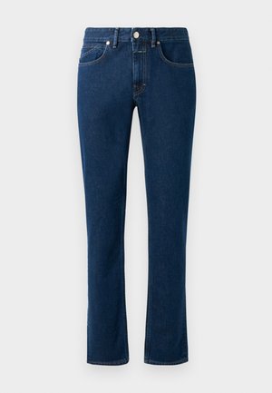 Jean en denim bleu foncé avec un design slim à jambe droite, style classique à cinq poches et fermeture à bouton à la taille.