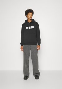 Calvin Klein Jeans HYPER REAL BOX LOGO GENDERLESS UNISEX - Jersey con capucha - black