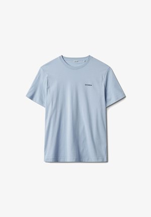 Šviesiai mėlynas medvilninis marškinėlis su apvalia apykakle, trumpomis rankovėmis ir mažu juodu „GABBA“ logotipu kairėje krūtinės pusėje.