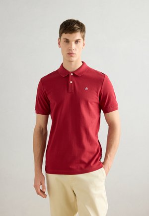 Rotes Baumwoll-Polohemd mit klassischem Kragen, Zweiknopf-Leiste, Kurzärmeln und kleinem gesticktem Logo auf der Brust.