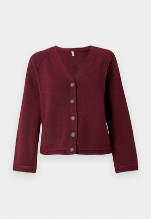 Burgundský cardigan vyrobený z měkké pleteniny, s výstřihem do V, dlouhými rukávy a šesti hnědými knoflíky na přední části s žebrovaným lemem.