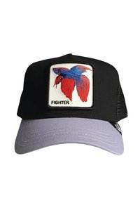 Cappellino da camionista nero con visiera viola e una patch ricamata di un pesce betta rosso e blu. Presenta la parola "FIGHTER" sotto la patch.