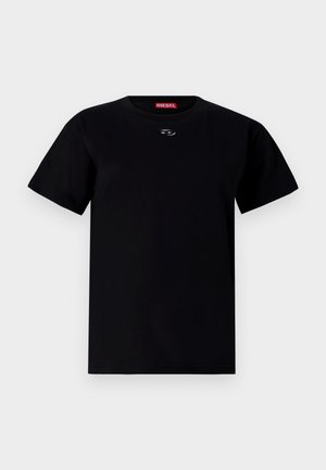 Μαύρο βαμβακερό T-shirt με στρογγυλή λαιμόκοψη, κοντά μανίκια και ένα μικρό έμβλημα στο κέντρο του στήθους. Μαλακή υφή και κανονική εφαρμογή.