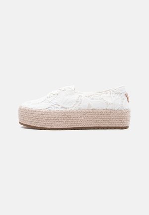 Zapato plataforma blanco con cordones de encaje, suela de yute trenzado y base de goma, mostrado de lado sobre un fondo liso.