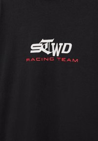Czarne tło z białym stylizowanym napisem „SQTWD” nad czerwonym napisem „RACING TEAM”, wyśrodkowanym na materiale lub ubraniu.