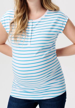 Zwangerschapsblouse van zachte stof, met horizontale blauwe strepen op wit, ronde halslijn en knoopdetail aan de voorkant. Getailleerd ontwerp.