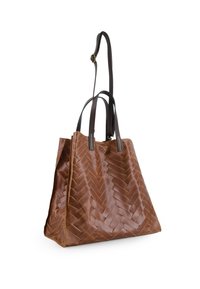 Bruine geweven leren tote bag met twee donkerbruine handvatten, voorzien van een gestructureerd visgraatpatroon en een open, gestructureerd ontwerp.