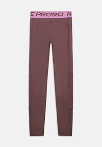 Brune hel-lengde leggings med synlige panelsting og en bred rosa midjebånd som har svart tekst.