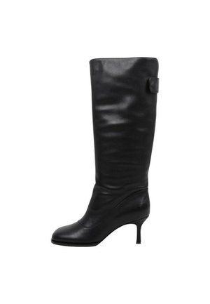 Bota negra de cuero hasta la rodilla con un tacón de aguja de 2,5 pulgadas y un pequeño detalle de pestaña cerca de la parte superior en el lado exterior.