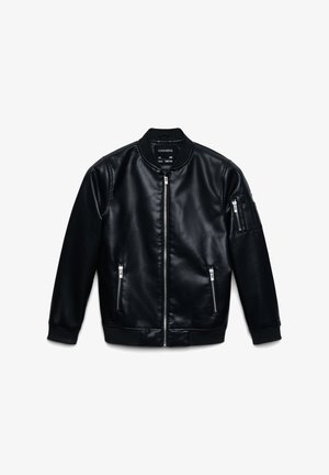 Giacca bomber in pelle nera con zip frontale, colletto a coste, due tasche laterali con zip e una tasca con zip sul braccio. Texture liscia.