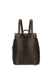 Brauner Leder-Rucksack mit strukturiertem Design, dual verstellbaren Trägern, einem Klappenverschluss und Seitentaschen für zusätzlichen Stauraum.