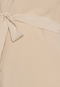 Pieces Maternity PMOLIVIA DRESS - Vestido camiseiro - white pepper