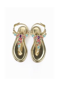 Sandal oro con design a tracolla, caratterizzata da accenti di gemme multicolori in rosa, turchese e viola sulla cinghia anteriore. Chiusura con fibbia.