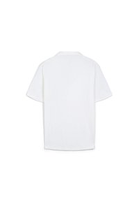 Polo bianca a maniche corte, con un motivo testurizzato, colletto classico e orlo dritto. Il retro è semplice senza dettagli aggiuntivi.