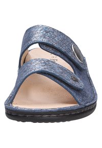Infradito blu con due fasce larghe, vestibilità regolabile, texture simile alla pelle, suola in gomma nera e un accento decorativo circolare argentato.