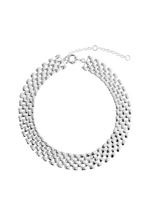 Collier en argent à plusieurs rangs avec des maillons rectangulaires et un fermoir à ressort rond, équipé d'une chaînette d'extension réglable.