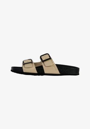 Sandales à deux boucles présentant une tige beige, des brides noires et une semelle noire texturée, conçues pour un usage décontracté et le confort.
