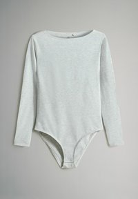 Bodysuit s dlouhým rukávem v světle šedé barvě, vyrobený z měkké tkaniny. Má kulatý výstřih a zapínání na patentky na spodní části.