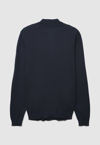 Dunkelblauer Strickcardigan mit ribbeltem Kragen und Bündchen, mit gewelltem Saum und langen Ärmeln. Einfaches und einfarbiges Muster.