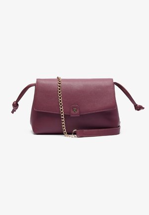 Paarse leren crossbodytas met voorklep, geknoopte zijkanten en gouden kettingaccent op de verstelbare schouderriem.