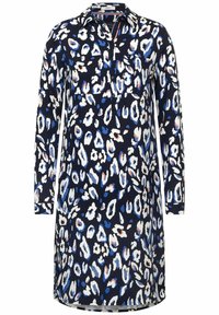 Długa granatowa sukienka z abstrakcyjnym leopardzim wzorem w niebieskim, białym i jasnoróżowym kolorze, z zapięciem na guziki z przodu oraz ostrym kołnierzykiem.