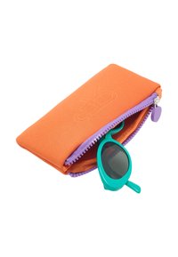 Pomarańczowa etui na okulary przeciwsłoneczne na zamek błyskawiczny z purpurowym akcentem, z wytłoczonym logo. Turkusowe okulary przeciwsłoneczne częściowo widoczne w środku etui.