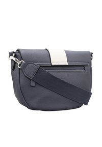 Borsa a tracolla in pelle blu con finitura testurizzata, dotata di una striscia color crema, tracolla regolabile e tasca con cerniera.