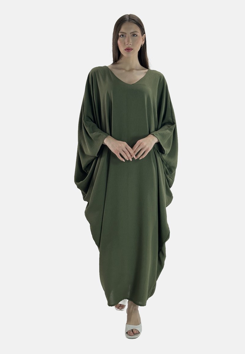 Abito lungo, verde, con una vestibilità ampia, scollatura a V, maniche a pipistrello e dettagli arricciati ai lati, realizzato in un tessuto morbido.