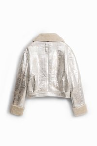 Sølvmetallic cropped jakke med en blød beige shearling-krave og manchetter. Har en tekstureret overflade og synlige syninger.