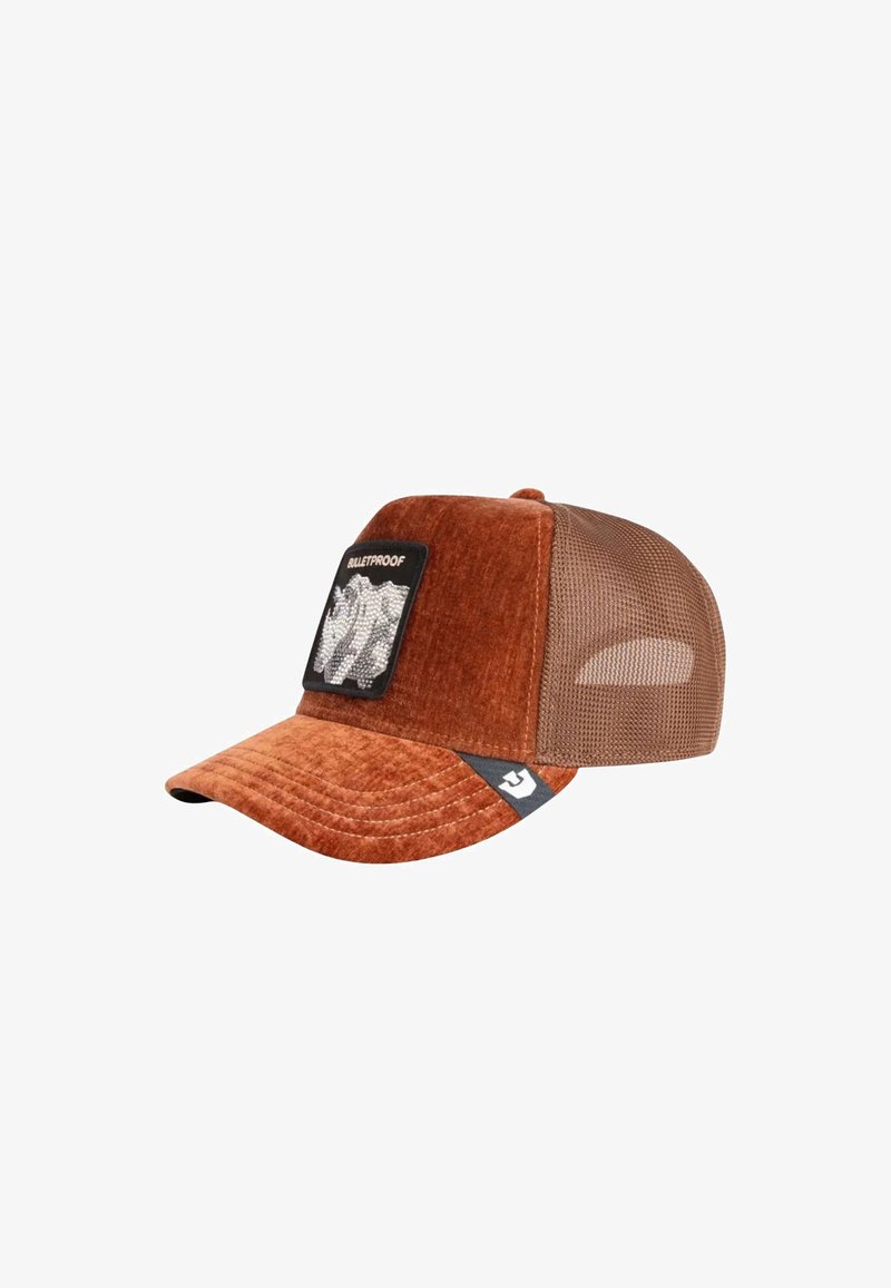 Casquette trucker en velours couleur rouille et mesh marron avec un patch rectangulaire montrant un rhinocéros blanc et le mot « BULLETPROOF ».