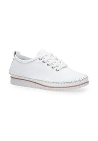 Weiße Ledersneaker mit runder Zehenpartie, strukturiertem Steppnähte entlang der Kanten, flachen weißen Schnürsenkeln und einer leichten Gummisohle.