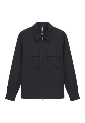 Zwarte lange mouwen overhemdjas met kraag, ritssluiting aan de voorkant en twee grote klepzakken op de borst.