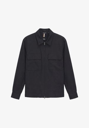 Zwarte lange mouwen overhemdjas met kraag, ritssluiting aan de voorkant en twee grote klepzakken op de borst.