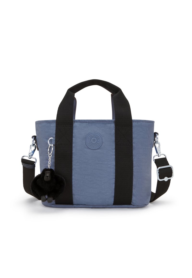 Borsa a tracolla blu con manici neri e cinturino regolabile, con un piccolo portachiavi a forma di scimmia in peluche nero attaccato.