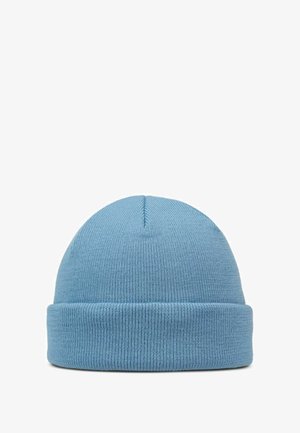 Helleblaue Strickmütze mit geripptem Muster, abgerundetem oberen Teil und umgeschlagenem Saum. Einfaches Design ohne zusätzliche Muster oder Akzente.