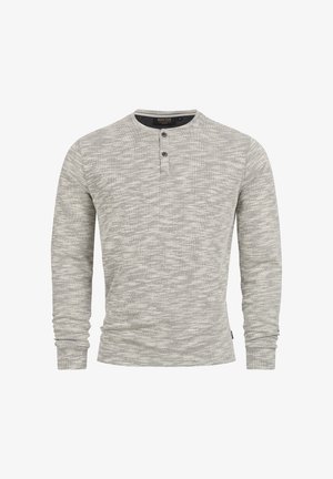 T-shirt henley à manches longues gris avec un motif texturé et moucheté. Doté d'un col cranté et d'une patte de boutonnage à trois boutons. Tissu doux.