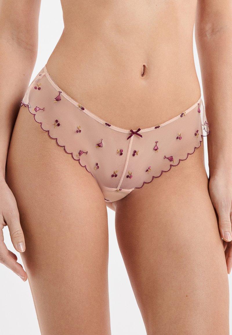 Slip in tessuto di organza pesca con bordi smerlati, decorato con ricami di ciliegie e fiori in bordeaux e oro. Dettaglio fiocco al centro.