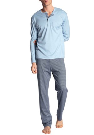 Haut bleu clair à manches longues avec une patte de boutonnage, associé à un pantalon à carreaux bleu marine. Tissu doux, coupe décontractée et sans marque visible.